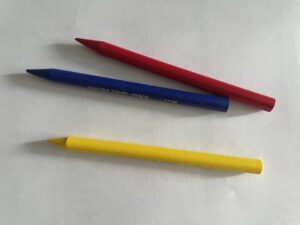 赤青黄の色鉛筆で感情を塗り分ける