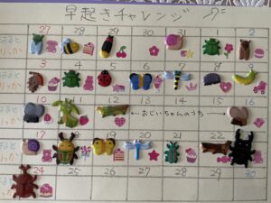 早起きチャレンジ表に兄妹がシールを貼った例