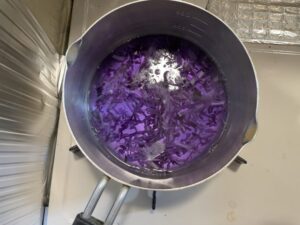 紫キャベツを入れて煮だし紫色に変わった液体