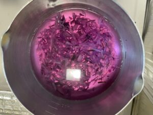 レモン汁を加えてピンク色に変わった液体