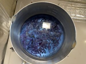 重曹を加えて青色に変わった液体