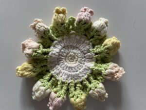 筆者が編んだ花のコースター