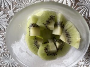 筆者がよく作るフルーツをカットして器ごと凍らせたおやつ