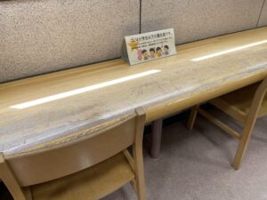 近所の図書館の小学生優先席