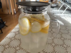 筆者が作ったレモンと氷が入った飲み物