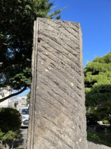 チャシ跡訪問の帰り道で見つけた軟石を使った昭和7年建設の民家の門柱