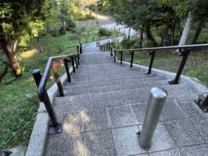 公園入口から神社に続く階段