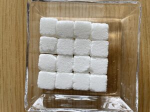 500mlのペットボトルのジュースに含まれる糖分を換算した16個の角砂糖